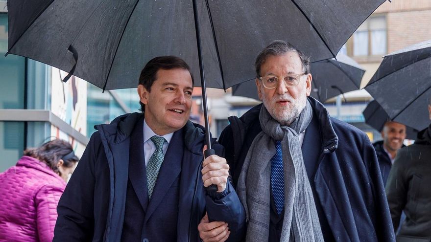 Alfonso Fernández Mañueco (i), y el expresidente del Gobierno Mariano Rajoy (d) juntos en Segovia el 6 de marzo de 2026