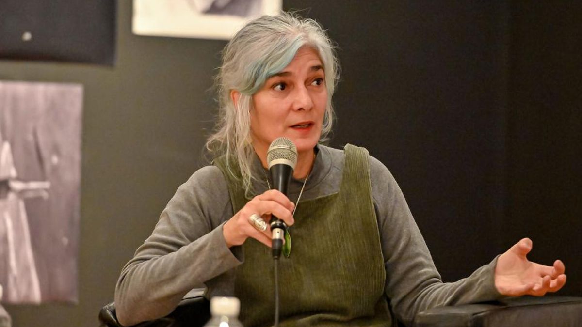 Ana Longoni participó en la organización de la marcha en repudio a los dichos homofóbicos del Presidente en el foro de Davos.