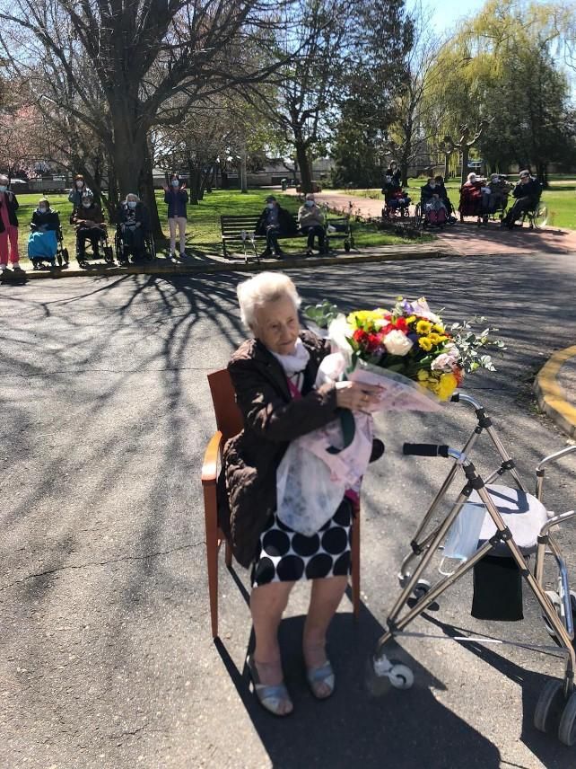 La residencia de Armunia entregó un ramo de flores a Ángeles por su 109 cumpleaños.