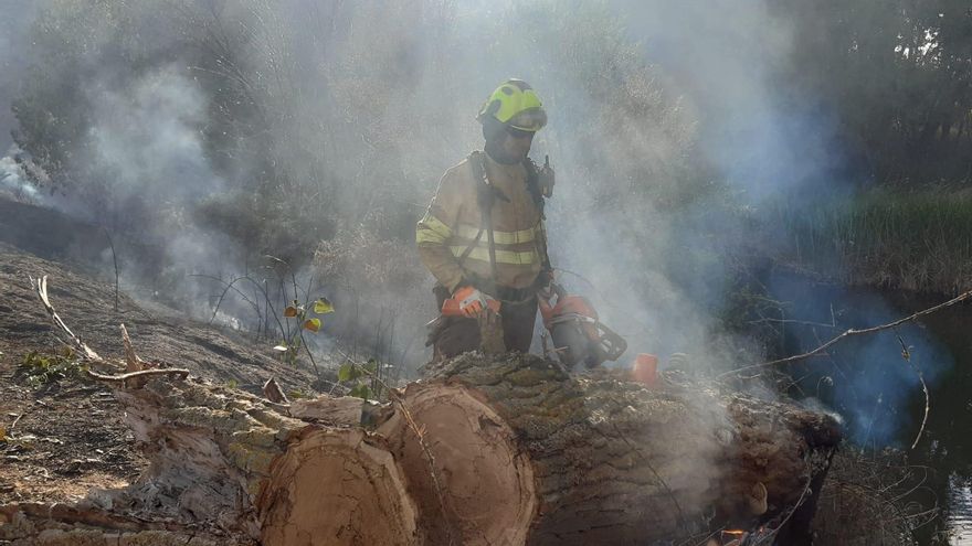 CCOO pide a Geacam que limpie la ropa de los bomberos forestales: "Son sustancias cancerígenas las que llevamos impregnadas"