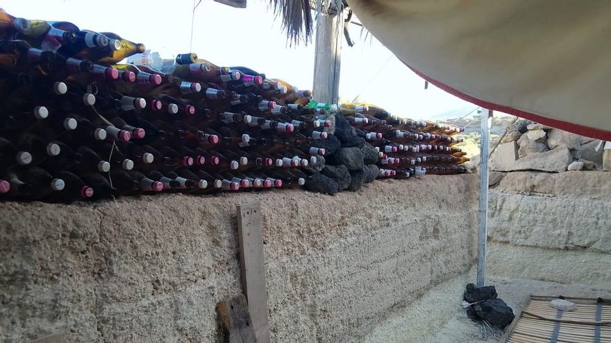 Botellas de alcohol en la zona donde se pretendía celebrar la fiesta ilegal.
