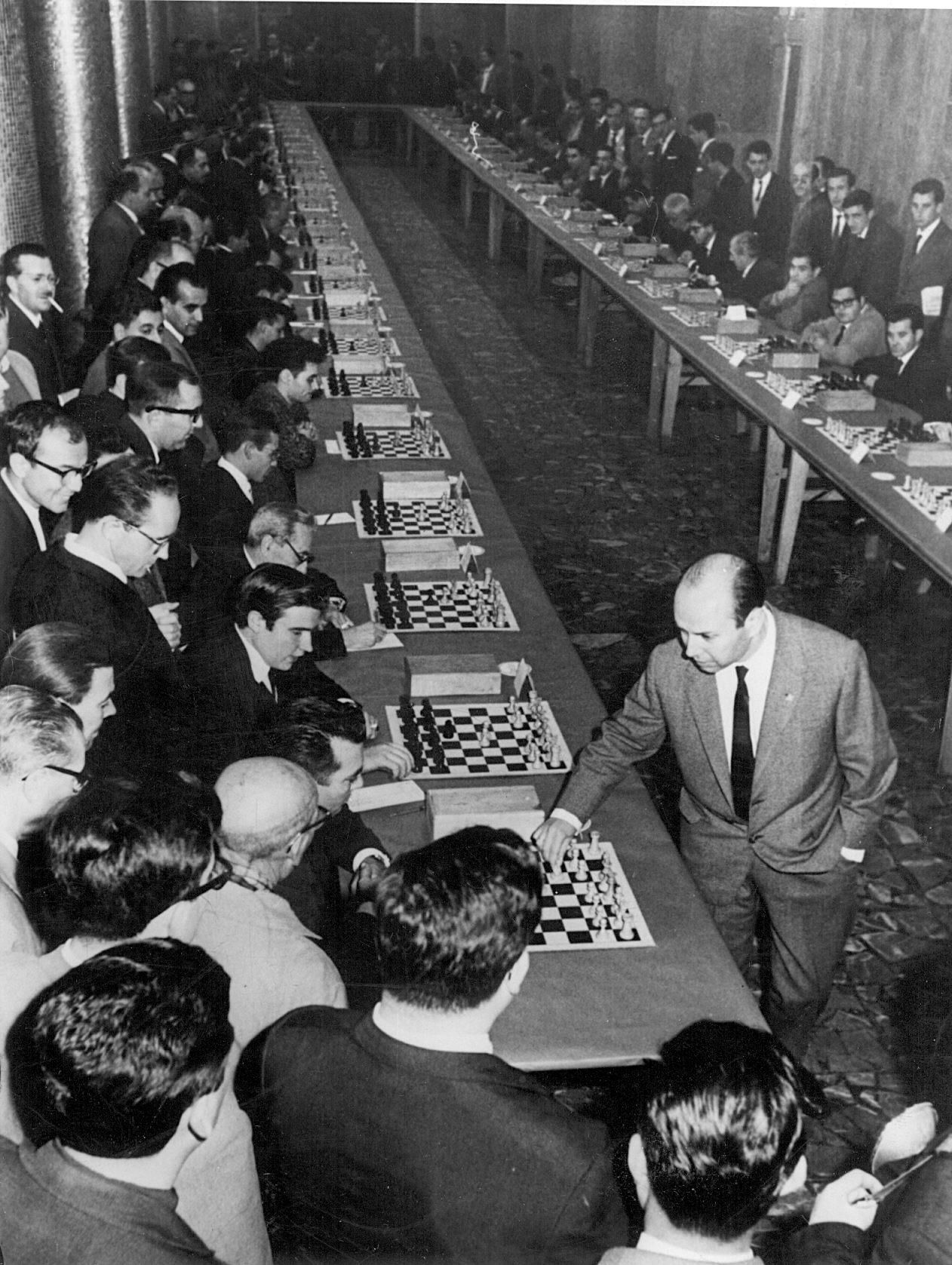 Arturo Pomar apareix a la fotografia durant la simultània davant cinquanta taulers organitzada per Educació i Descans, en la qual va tenir com a oponents productors de diverses empreses barcelonines