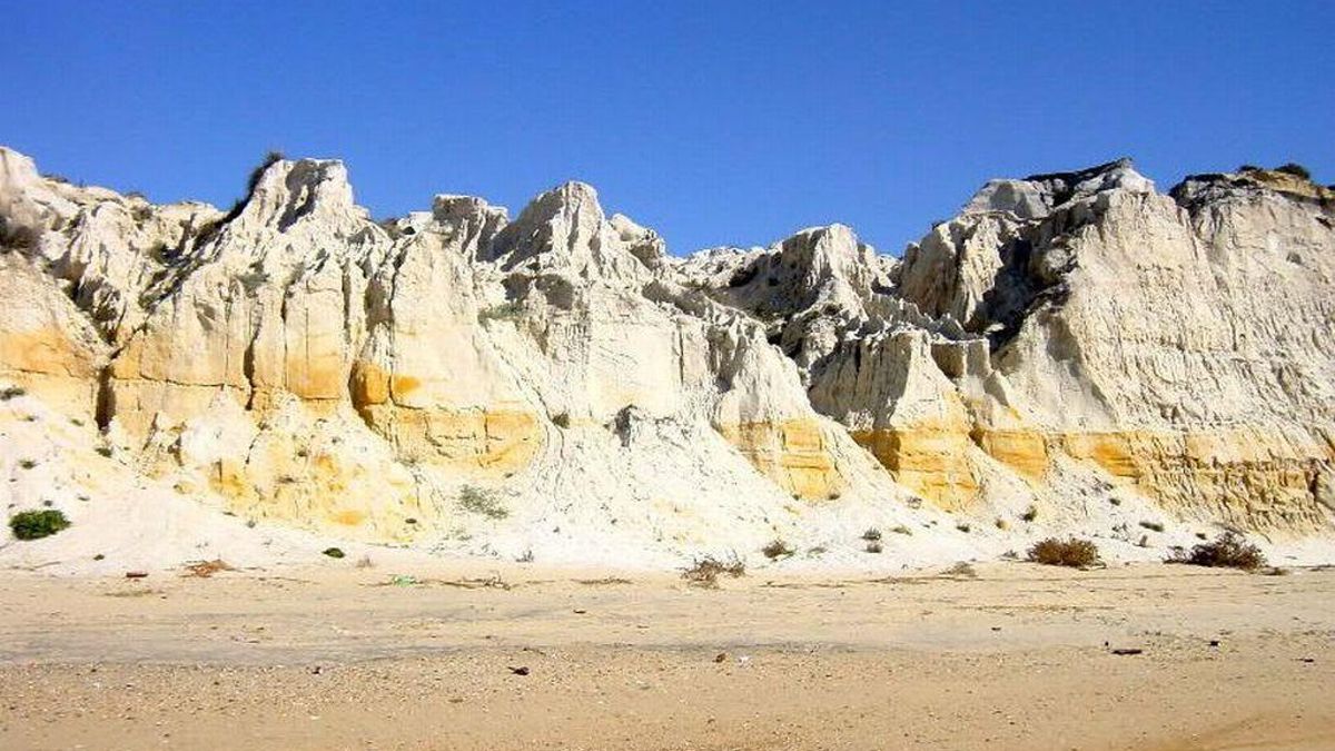 Este peculiar acantilado arenoso está formado por dunas fósiles y se extiende a lo largo de doce hectáreas de la costa onubense