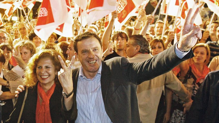 El candidato socialista a la Presidencia de la Generalitat, Joan Ignasi Pla (dcha.) y la candidata socialista a la alcaldía de Valencia, Carmen Alborch, durante el acto de cierre de la campaña electoral el 25 de mayo de 2007