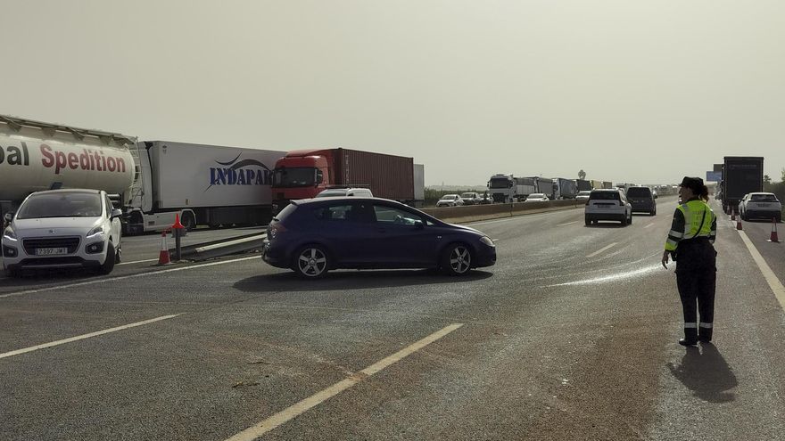 Más de 60 carreteras afectadas por la dana, entre ellas la A-3 y la A-7 en Valencia