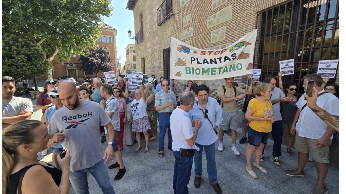 Concentración a las puertas del Ayuntamiento de Talavera de la Reina donde se ha celebrado un pleno sobre las plantas de biometano