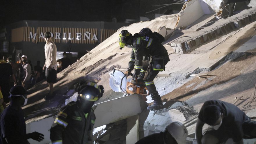 Miembros de la Policía de Búsqueda y Rescate y otras personas llevan a cabo operaciones de búsqueda en un edificio frente al Parque la Libertad, tras un terremoto de magnitud 7,4, en Pereira, Colombia, 10 de agosto de 2026. El presidente colombiano Abelardo de la Espriella afirmó que el terremoto de San José de Palmar, que sacudió la mayor parte del país, ha matado al menos a 132 personas y dejado 572 heridos. (Terremoto/sismo) EFE/EPA/CARLOS ORTEGA