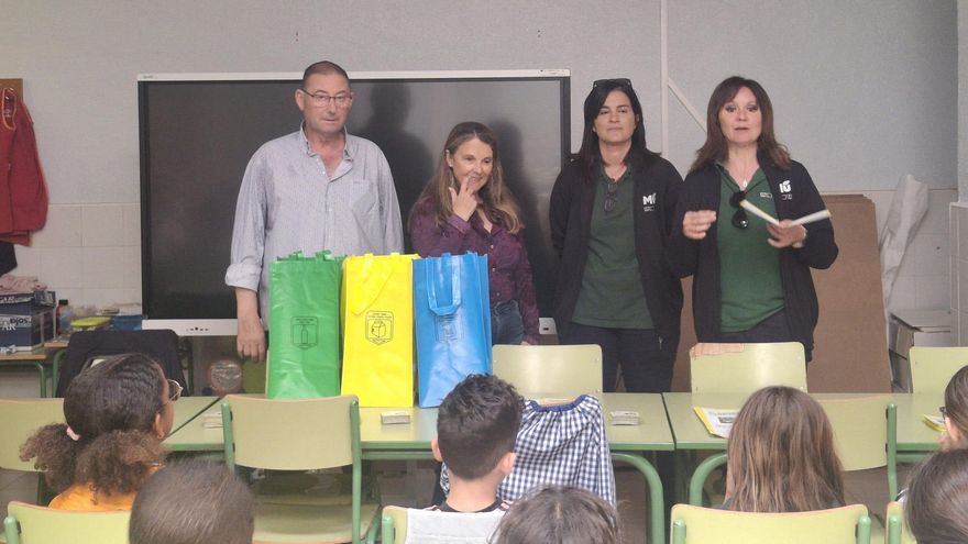 Las brigadas cívicas también han realizado una labor de concienciación en centros educativos con los más pequeños