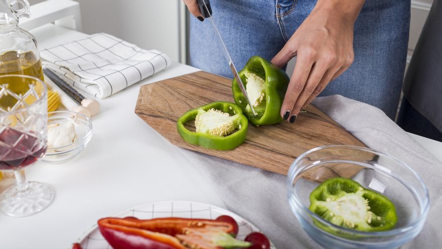 Para la receta se necesita tanto pimiento verde como pimiento rojo