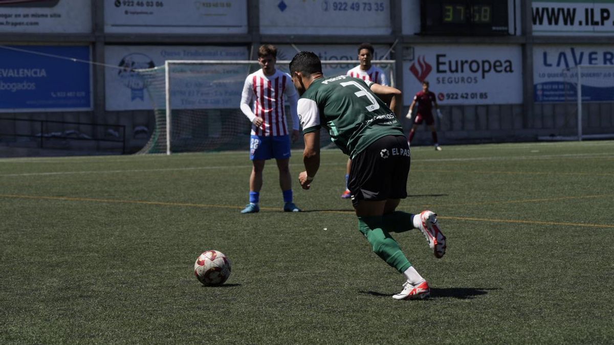 Perujo ejecuta una falta ante el Colonia Moscardó