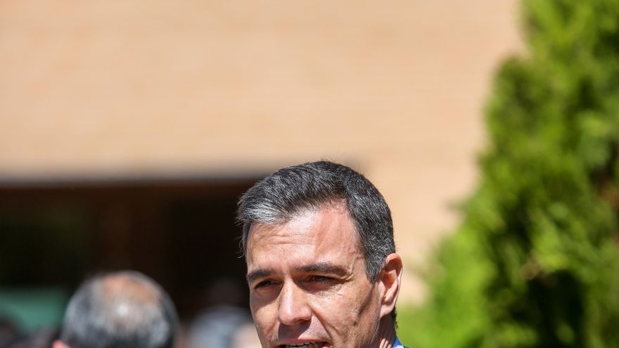 El secretario general del PSOE y presidente del Gobierno, Pedro Sánchez, ofrece declaraciones a los medios de comunicación tras ejercer su derecho a voto en el Centro Cultural Volturno