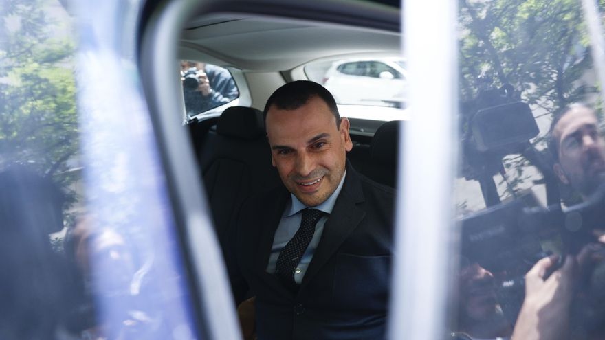 La ingeniería fiscal de la pareja de Ayuso para optimizar su comisión de dos millones: de facturas falsas a desgravarse un saxofón