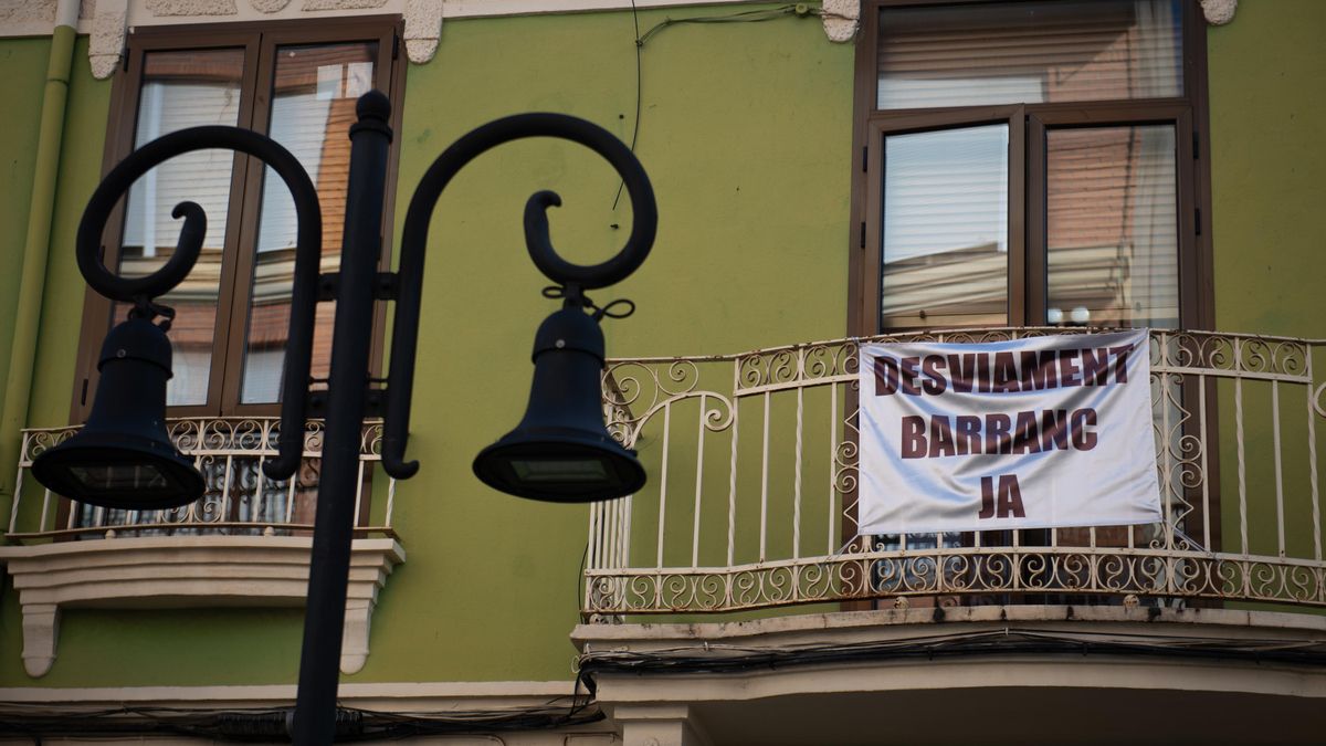 Pancarta a Aldaia que demana solucions a les constants inundacions