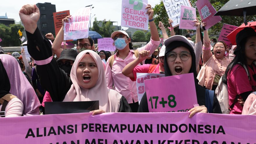 Mujeres encabezan una vuelta a las protestas pacíficas en Indonesia tras los disturbios