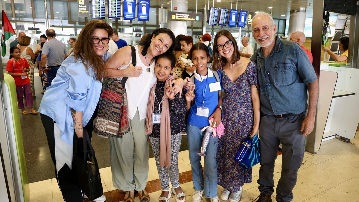 Los niños y niñas han sido recibidos en el aeropuerto de Gran Canaria por sus familias de acogida.
