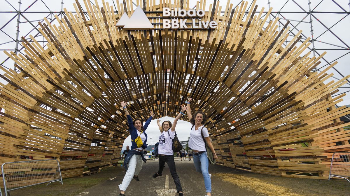 Acceso de bienvenida al Bilbao BBK Festival construido en madera.