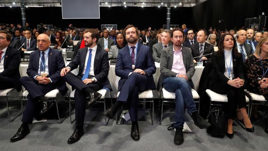 Rafael Simancas (PSOE), Pablo Casado (PP), Iván Espinosa de los Monteros (Vox), Pablo Iglesias (Podemos), e Inés Arrimadas (Ciudadanos, este lunes durante la ceremonia de apertura de la 25 Conferencia de las Partes del Convenio Marco de Naciones Unidas sobre Cambio Climático (COP).