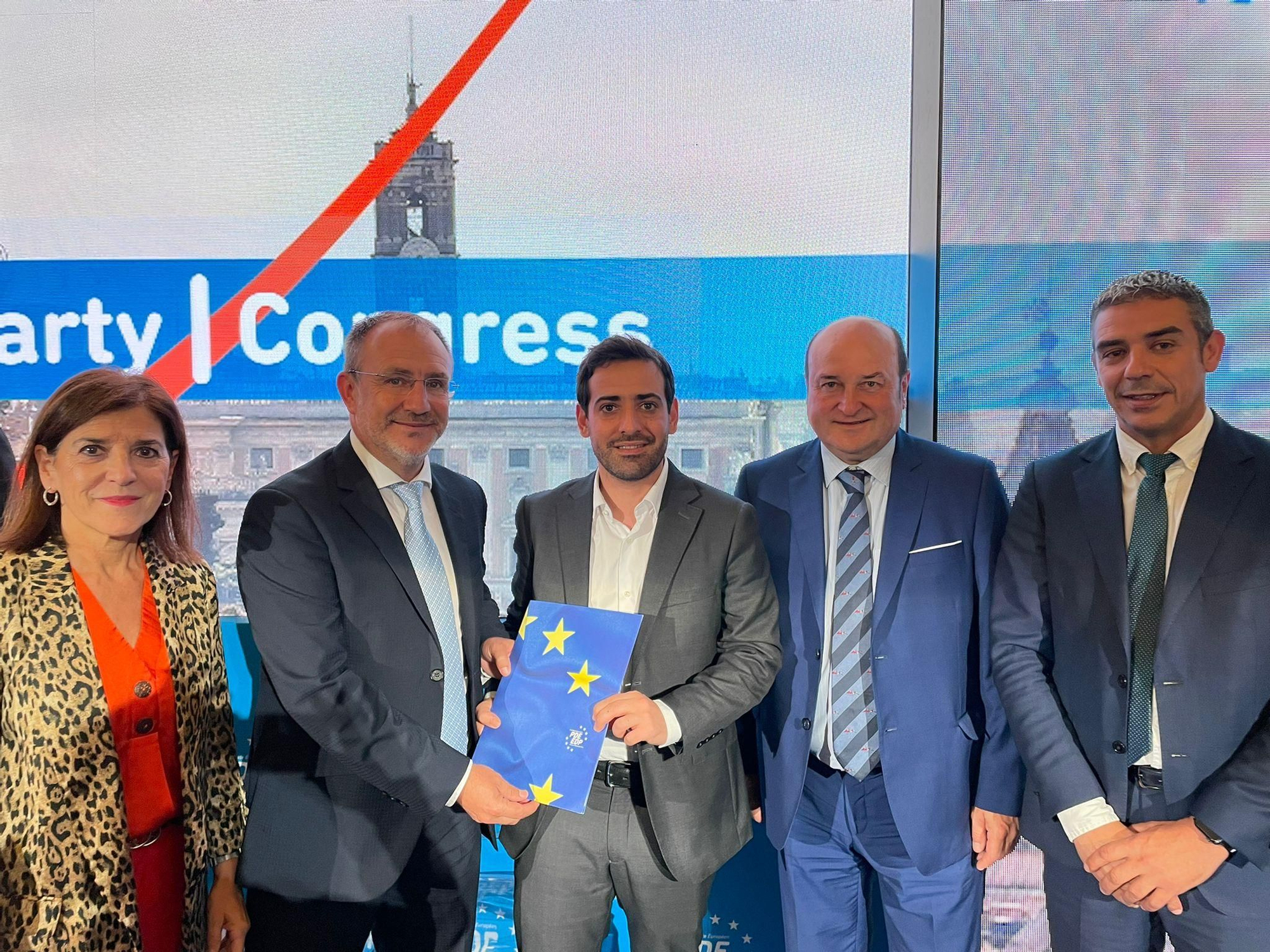 Momento en el que Sergio Rodríguez entrega las propuestas de CC para la reconstrucción de La Palma.