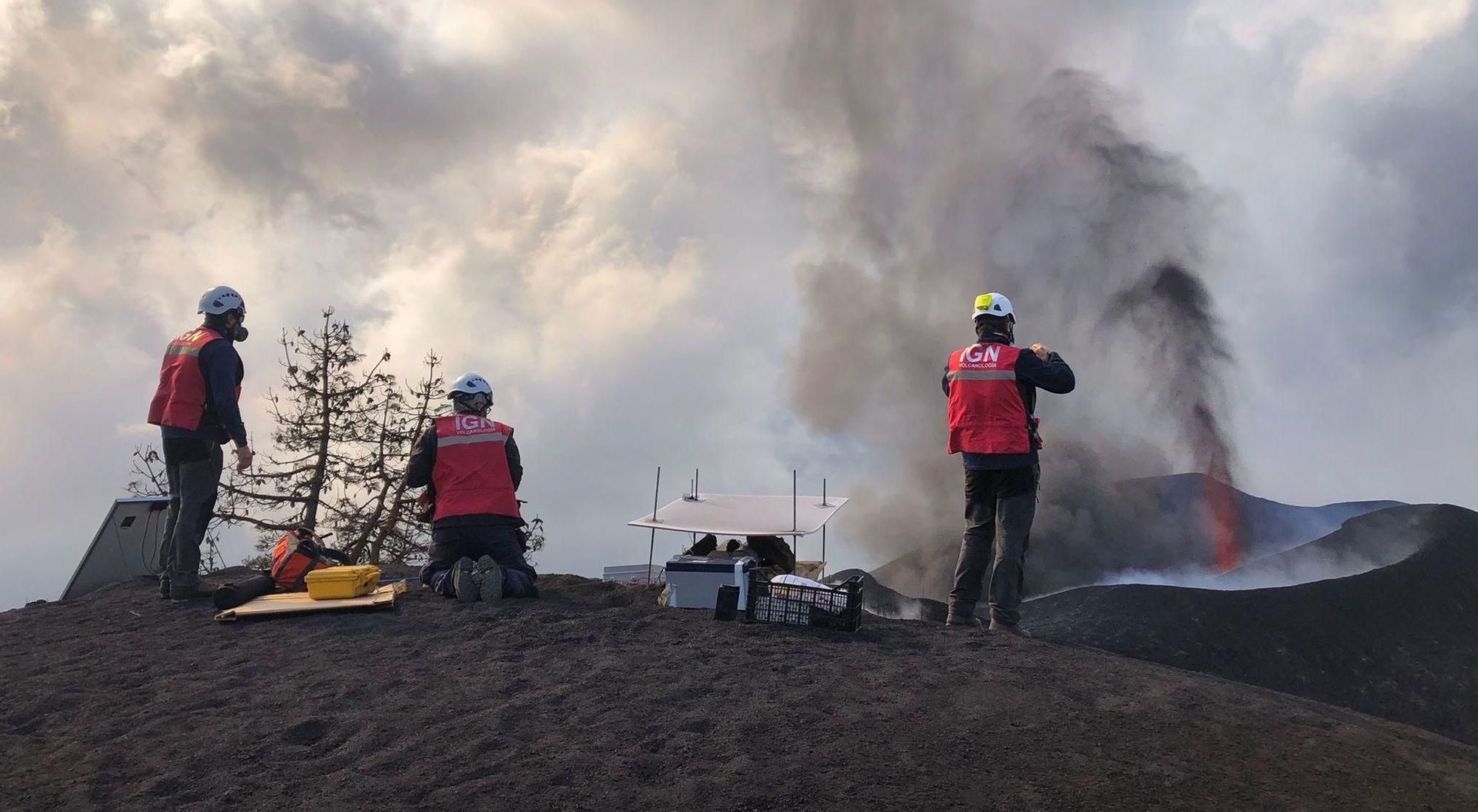 Científicos del IGN en las cercanías del volcán. IGN