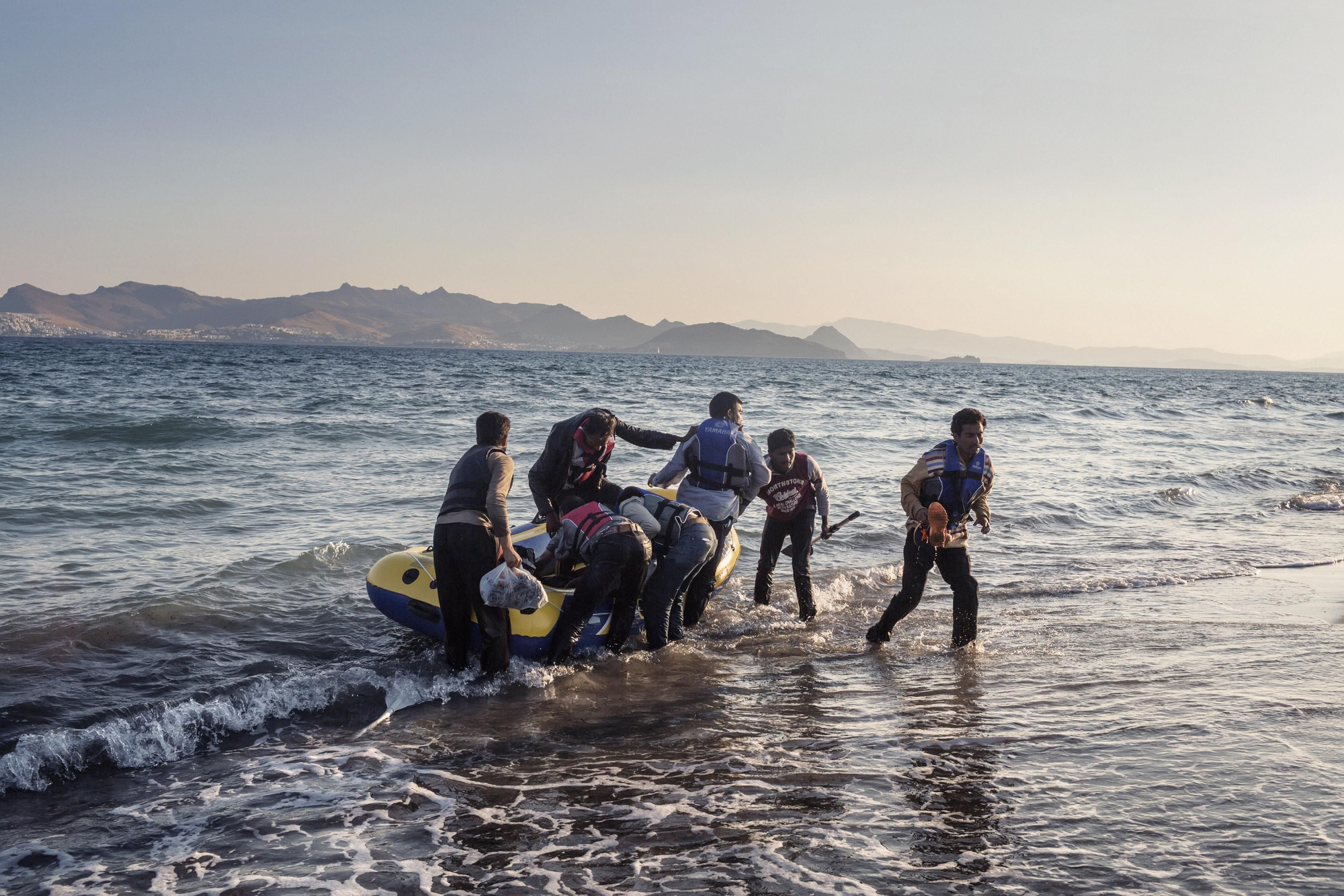 Siete paquistaníes desembarcan en Kos después de remar durante toda la noche. Cuatro kilómetros separan el punto más cercano de la costa turca de esta isla de 30.000 habitantes. | Fotografía de Alessandro Penso/MSF.