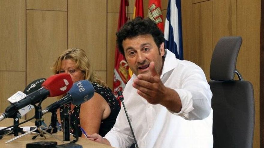 El exalcalde de Villaquilambre, Manuel García, en el Pleno monográfico a raíz de la Operación Enredadera contra la corrupción, celebrado a las 8,15 de la mañana tras un festivo de verano. / Peio García / ICAL