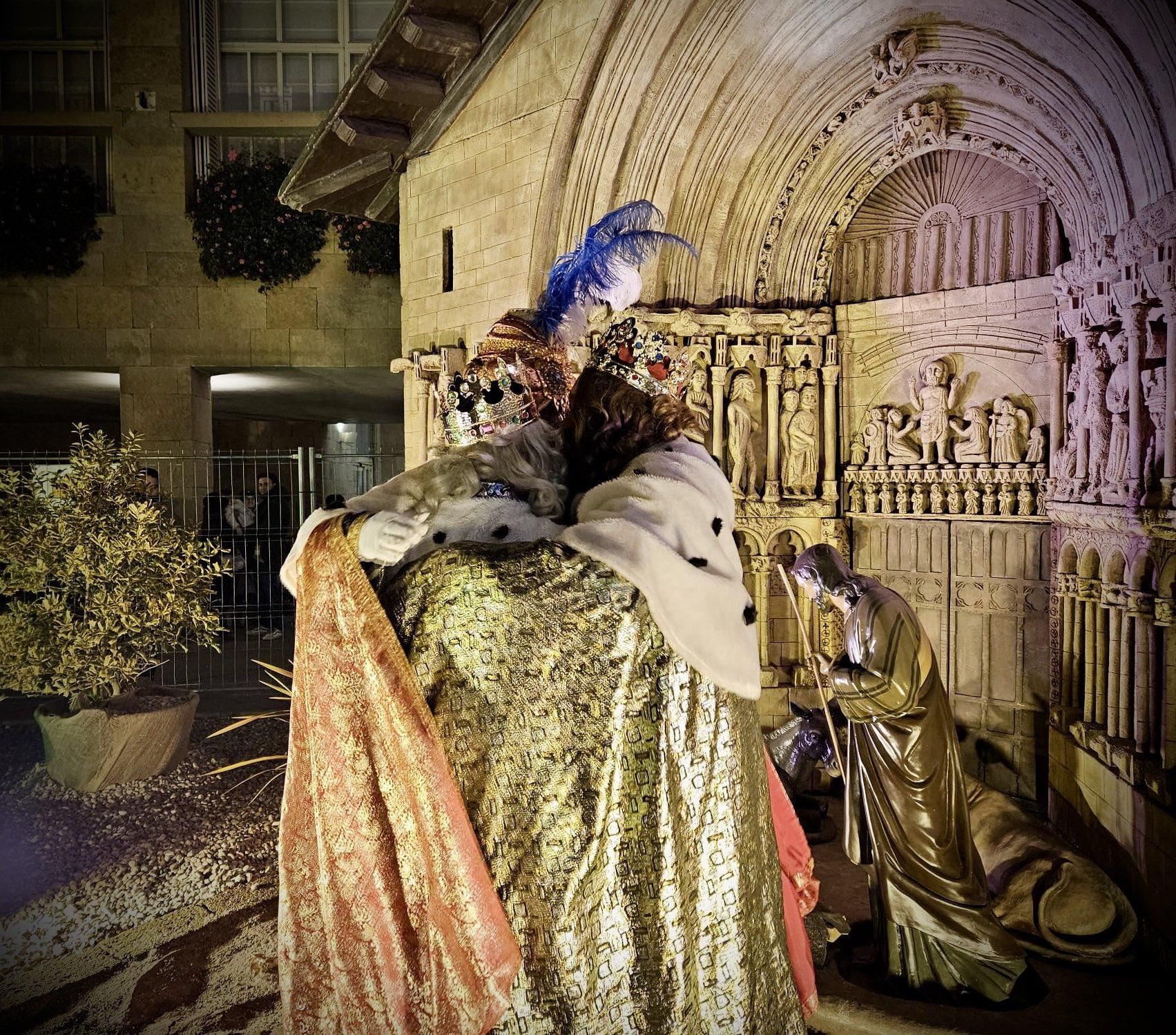 Los Reyes Magos Melchor, Gaspar y Baltasar se abrazan frente al Belén Monumental de Logroño