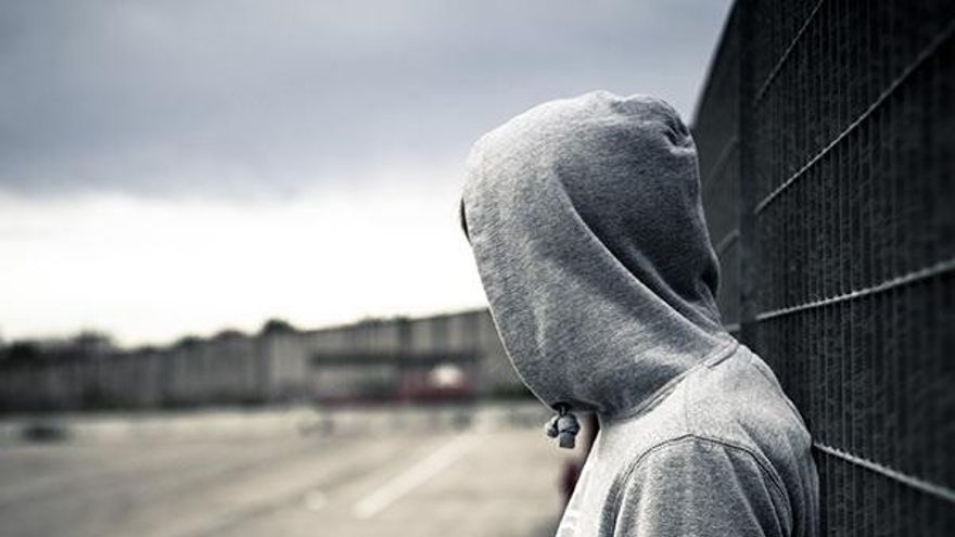 España registra 10 suicidios al día: "La prevención no cabe en una sala de consulta"