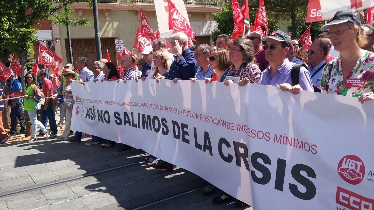 FOTOGALERÍA | 1 de mayo: UGT-A y CCOO-A se manifiestan porque "así no salimos de la crisis"