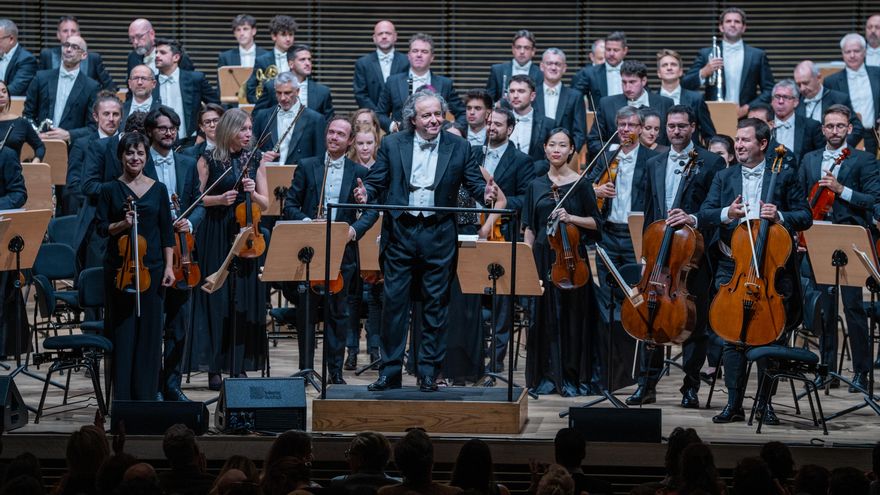 El director Juanjo Mena presenta un concierto durante la Gala "El Teatro de Madrid retorna a Manhattan". EFE/ Angel Colmenares