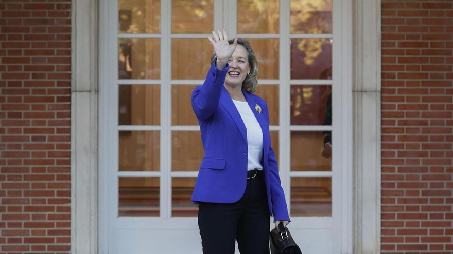 El nuevo Gobierno se hace la 'foto de familia' y celebra su primer Consejo de Ministros