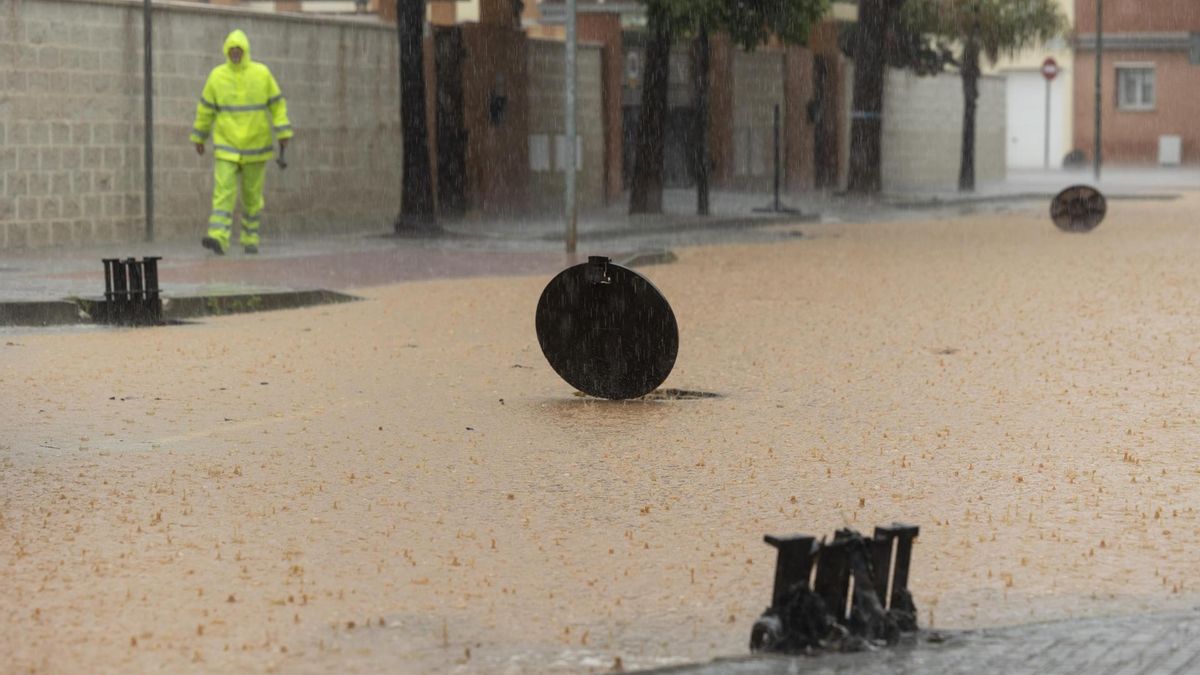 Imagen de una calle en la barriada de Campanillas en Málaga, en la que el paso de la DANA ha obligado a nuevos desalojos preventivos en el río Campanillas ante su posible desbordamiento.