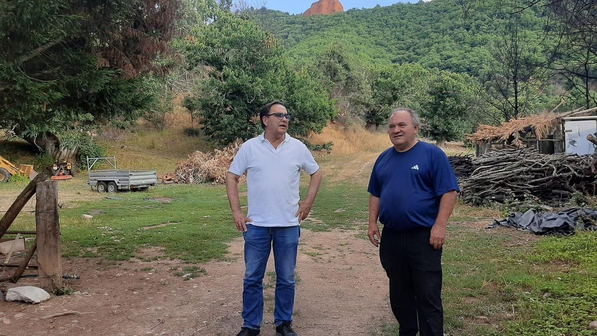 Pedro Diéguez (derecha) y Alfonso Fernández, concejal y alcalde de Carucedo, en Las Médulas. 