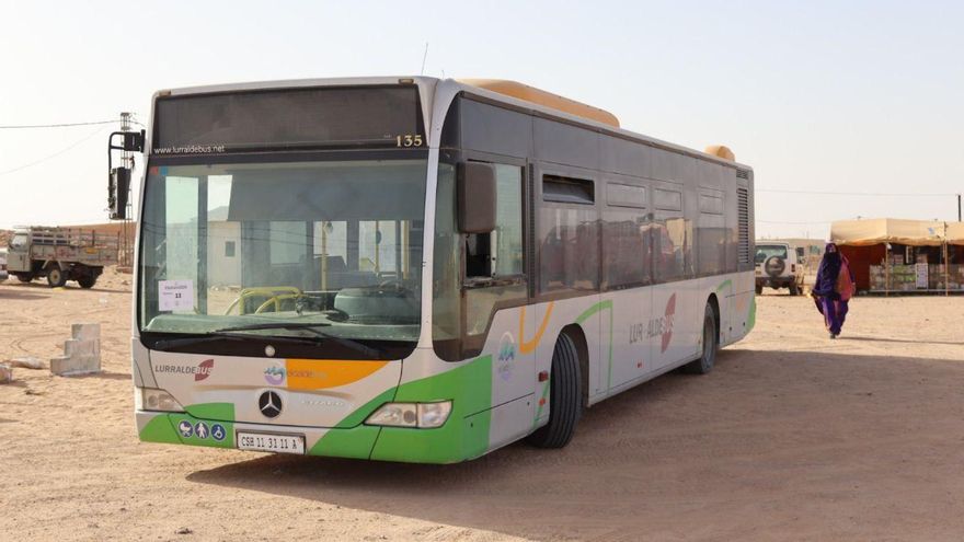 Autobuses de Gipuzkoa, camiones cisterna y médicos de Bizkaia para sobrevivir en medio del desierto