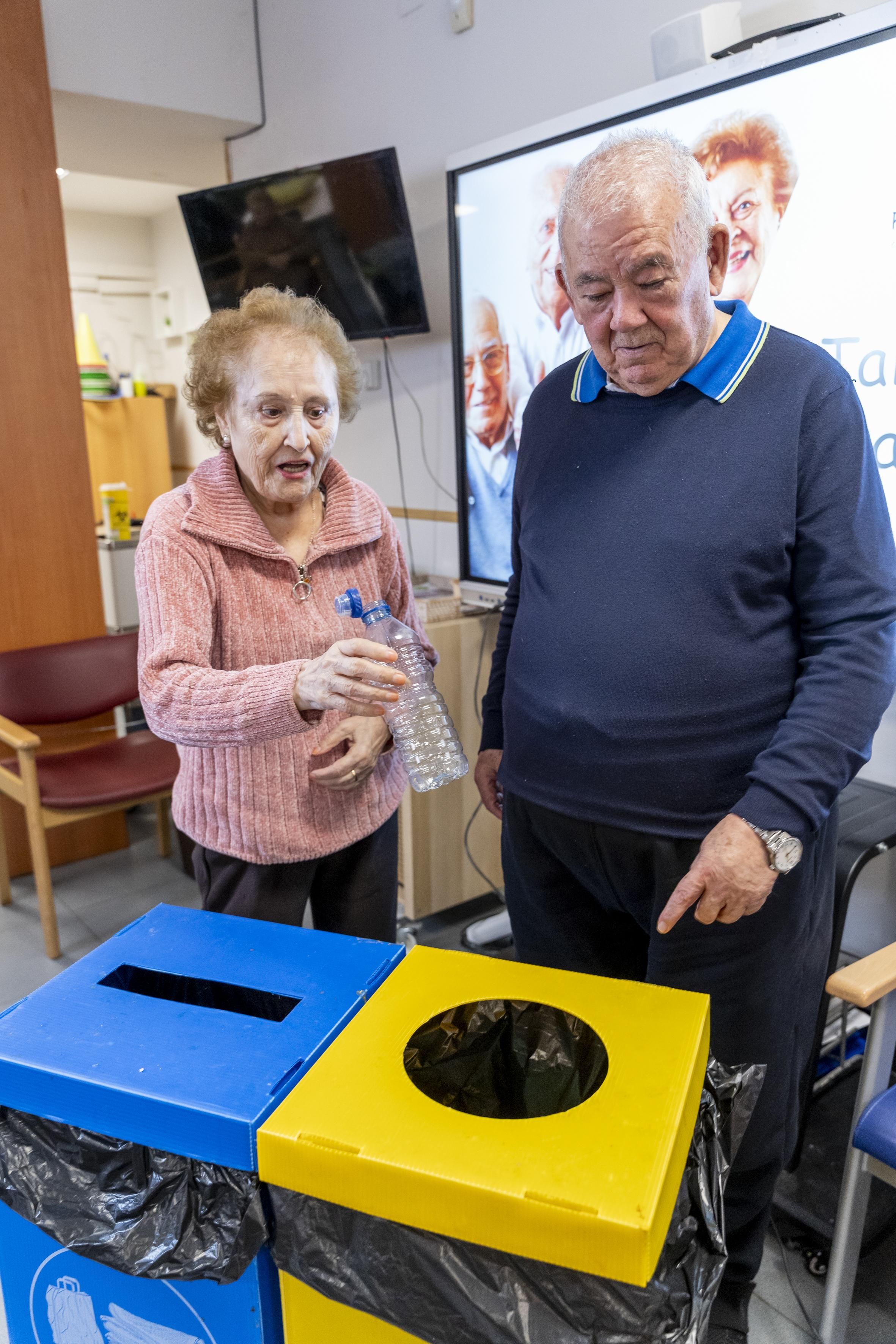 Dos residentes del Centro Caser Residencial León durante su formación en reciclaje