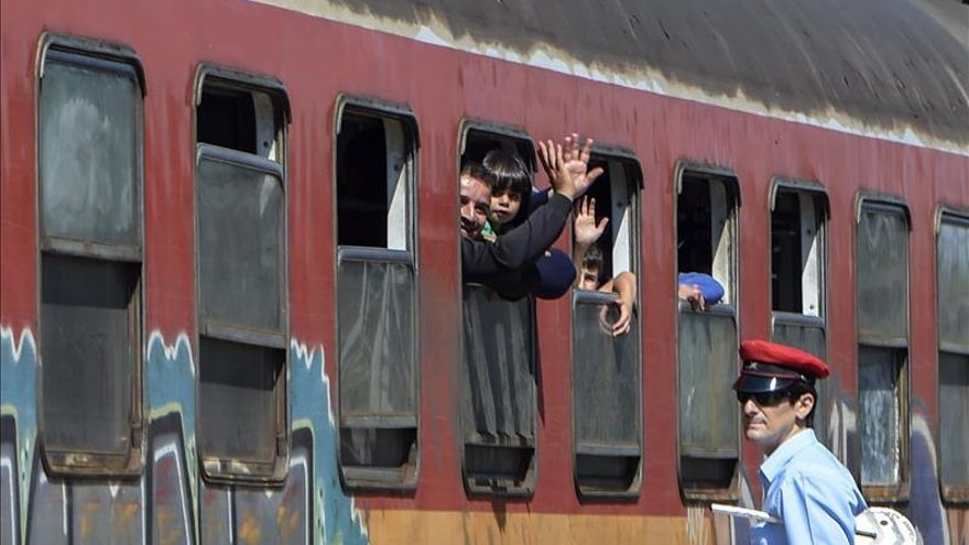 Un hombre con una niña que han llegado a la localidad de Presevo en las últimas 24 horas, donde aún acuden personas, según informó un representante de la Cruz Roja, Ahmet Hallimi