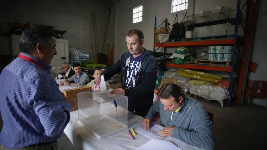 Varias personas ejercen su derecho a voto en la mesa electoral improvisada de Cendoi (Lugo)