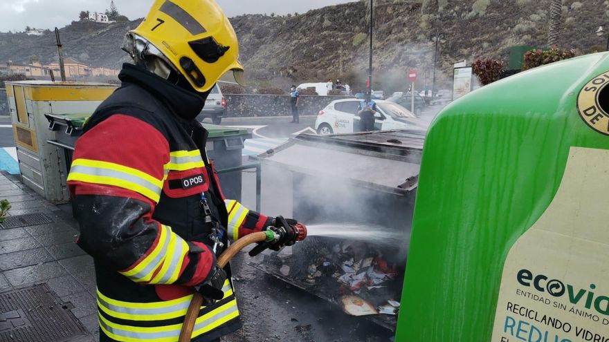 Un bombero apaga el fuego en un contenedor en Los Cancajos (Breña Baja)