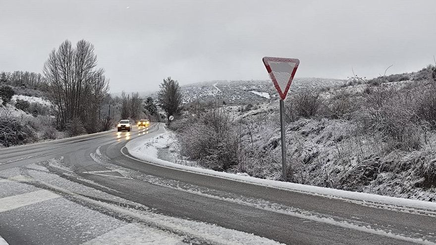 Varios vehículos circulan por una carretera que se encuentra cubierta de nieve en la zona del Bierzo, este miércoles.