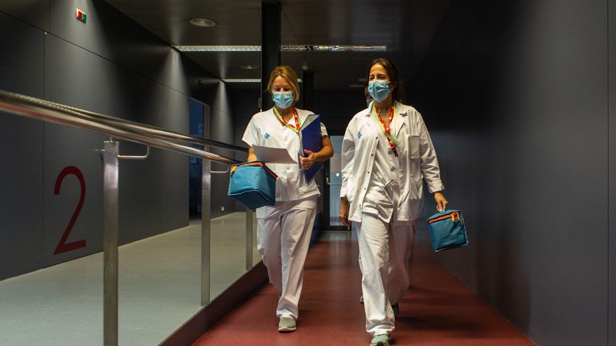 Personal sanitario traslada la vacuna de Janssen desde el laboratorio a la sala en dondedo se administra a los voluntarios participantes en la administración de la vacuna contra la COVID-19 de la compañía Janssen (Johnson & Johnson). EFE/Enric Fontcuberta