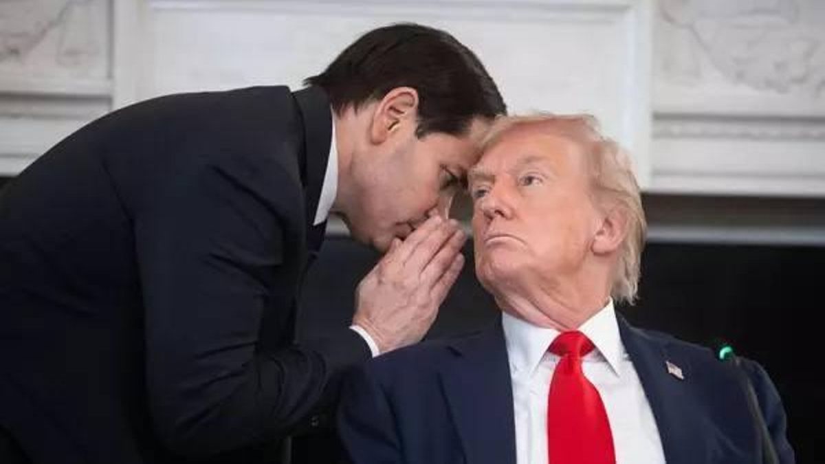 Marco Rubio susurrando al oído de Trump