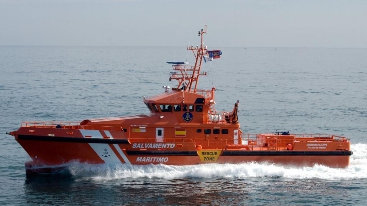 Rescatados unos 65 inmigrantes magrebíes en aguas de Alborán que serán transbordados a Motril