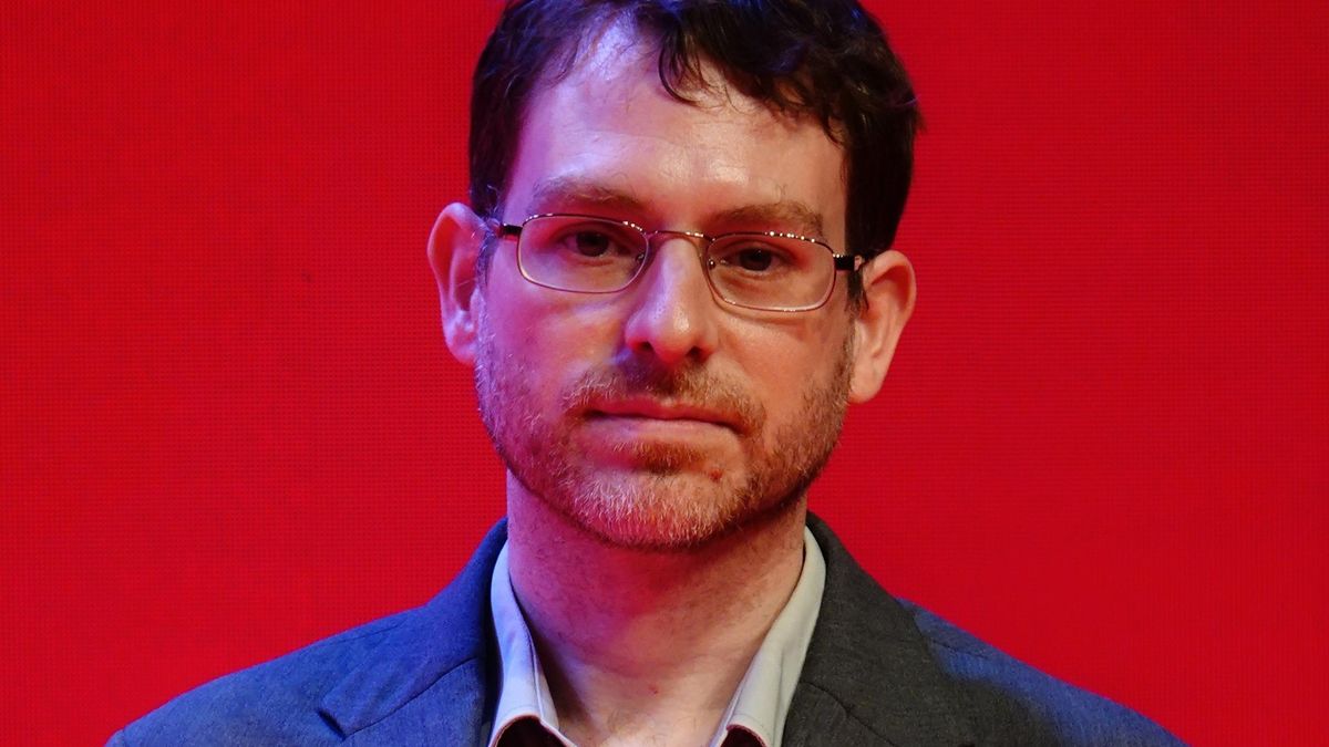 Nicolás Bardio gana el premio de literatura en leonés del ILC con 'La conseyería de bruxería. Funcionaria en práuticas'