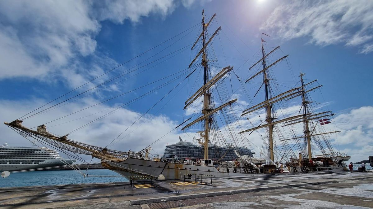 El histórico buque escuela  de la marina mercante danesa atraca por primera vez en el puerto de Santa Cruz de La Palma