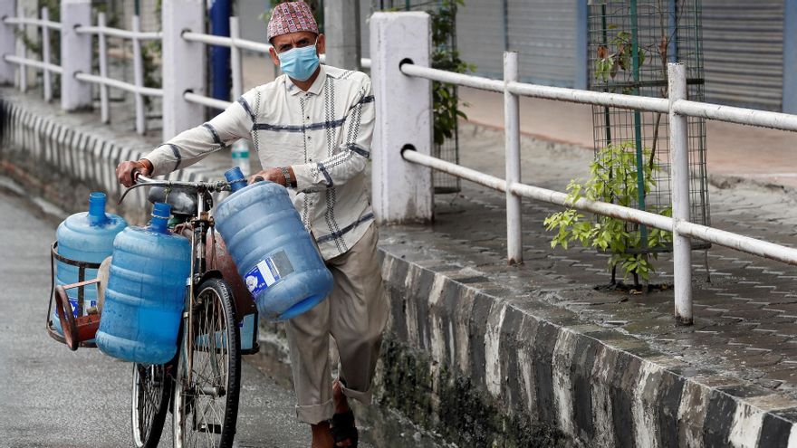 Un hombre camina por las calles de Katmandú (Nepal), durante el confinamiento debido al coronavirus, este jueves. El Ministerio español de Asuntos Exteriores ha enviado un avión a la zona con material médico y sanitario contra la covid-19. Se trata de 5.5 toneladas de respiradores, medicamentos y equipos de seguridad por valor de un millón de euros que ha donado en su mayoría el Ministerio de Sanidad en respuesta a la petición realizada por las autoridades nepalíes a la Unión Europea. EFE/Mariscal