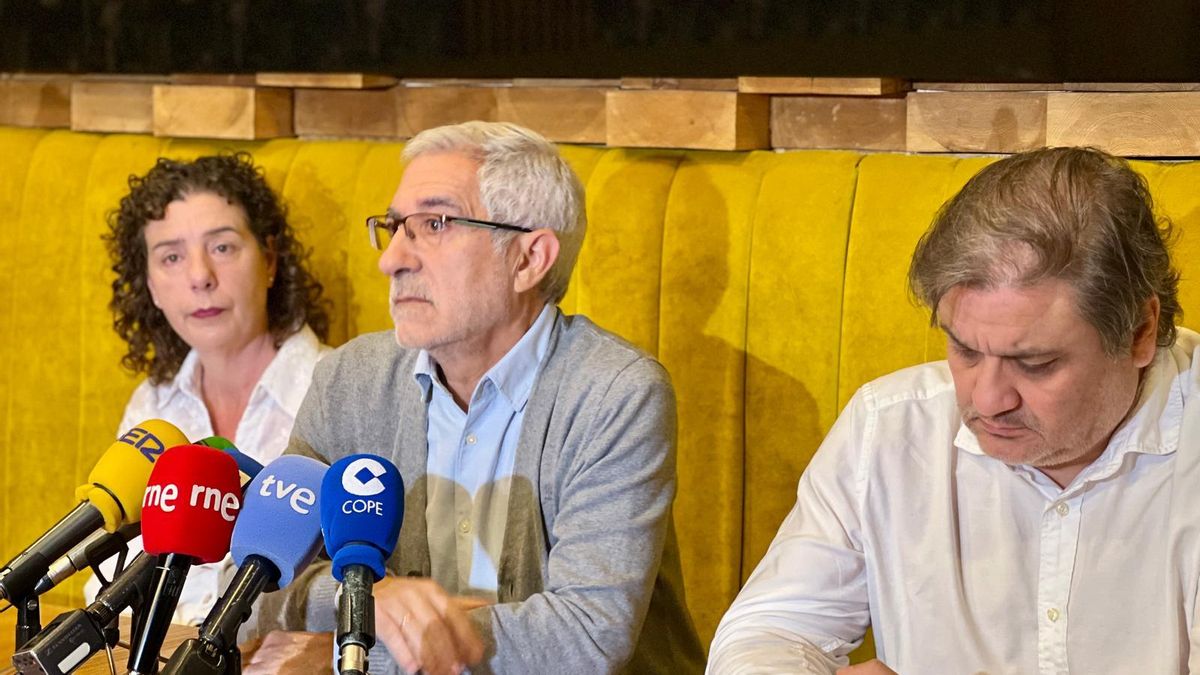 Gaspar Llamazares, en el centro, junto a los concejales de IU Convocatoria por Oviedo Cristina Pontón y Alejandro Suárez.