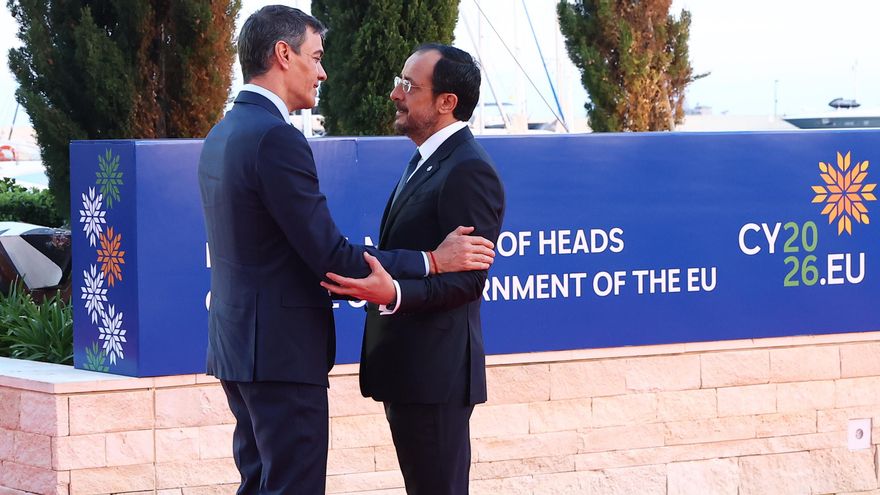 El presidente del Gobierno, Pedro Sánchez, saluda al presidente de Chipre, Níkos Christodoulídis, a su llegada a la cumbre de la UE que se celebra en Nicosia.