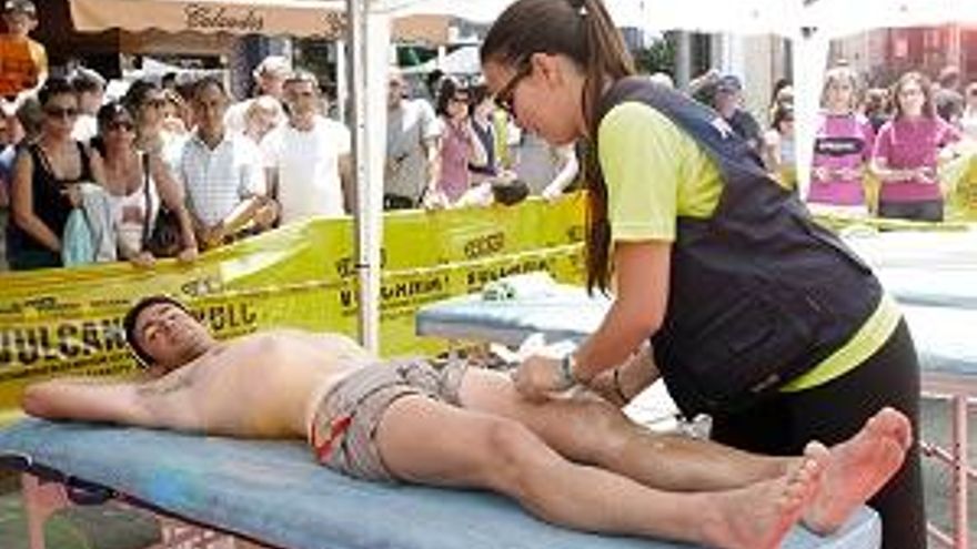 En la imagen de archivo, Kilian Jornet recibe asistencia por parte de una fisioterapeuta.