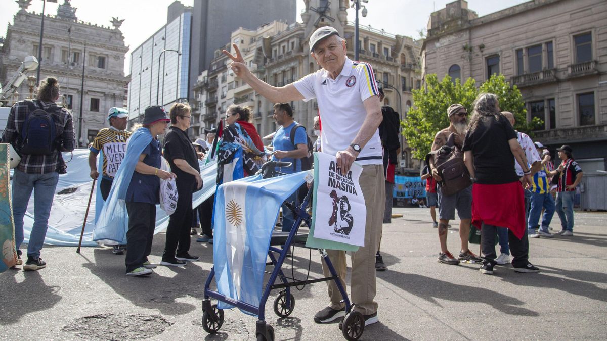Jornada de movilización a Plaza de los Dos Congresos y la Plaza de Mayo convocada por organizaciones sociales, partidos políticos y las organizaciones de jubilados.