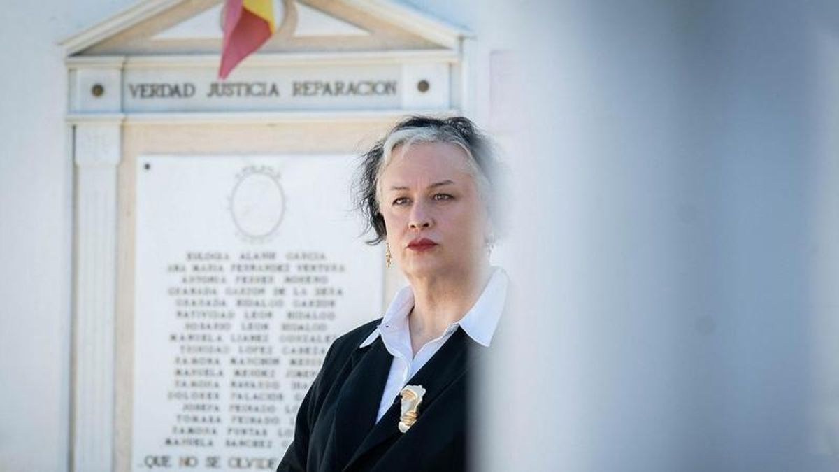 Un paseo con Alana S. Portero por los escenarios de 'Cosamala', la historia de las '17 rosas' de Guillena