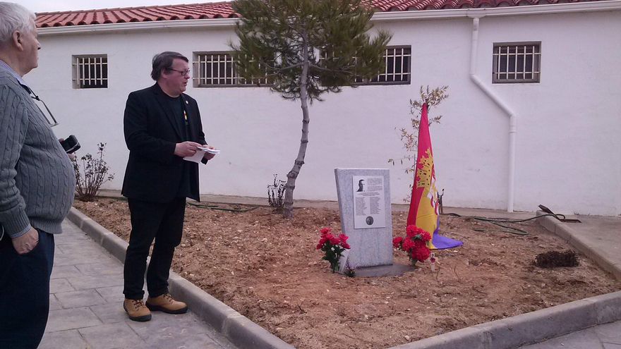 El cementerio de Tarancón inaugura una placa en memoria de ocho brigadistas internacionales